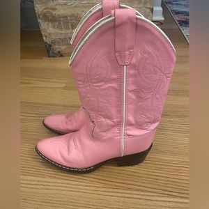 Pink coy bow boots!!